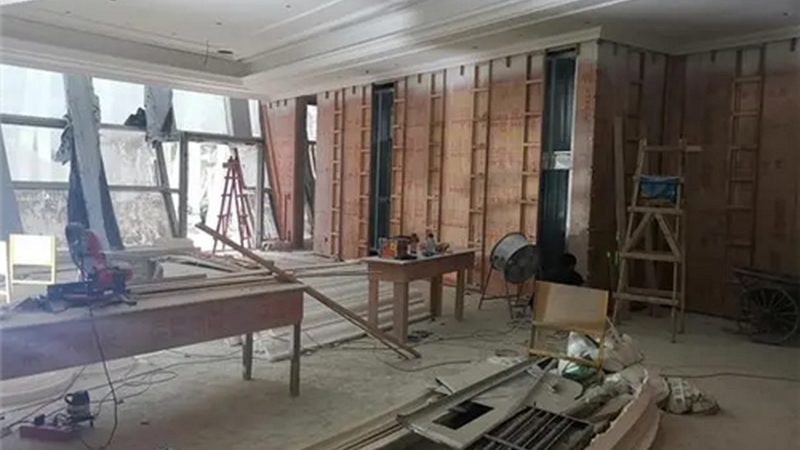 在选购主材时，除了关注环保标准，我们还需要关注以下指标：